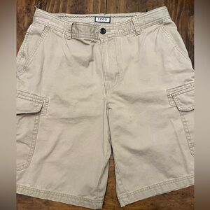 Izod cargo shorts 32